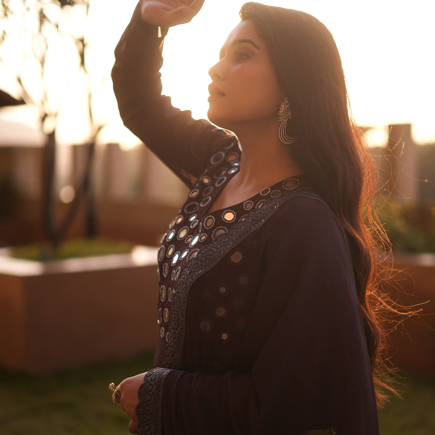 The mauve-colored Pakistani suit features intricate mirror work
