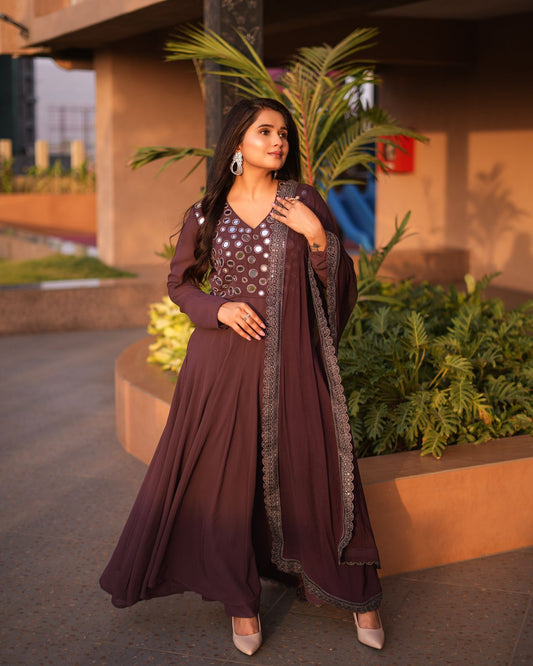 The mauve-colored Pakistani suit features intricate mirror work